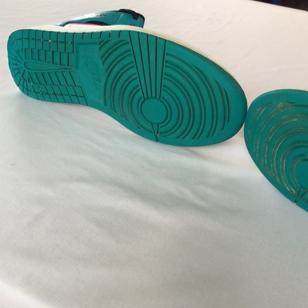 Air Jordan 1 Mid SE 'South Beach' - Picture 14 of 17